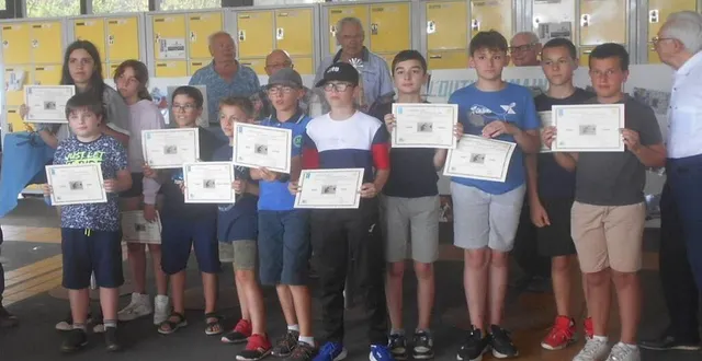 photo  mercredi, à 15 h, au lycée professionnel, l’association l’outil en main, qui existe depuis quatorze ans à château-du-loir et est présidée par alain labelle, a remis à 16 jeunes, âgés de 9 à 13 ans, le certificat d’initiation aux métiers manuels.la présidente du rotary club château-du-loir la chartre sur loir, anita morawski, a également remis un chèque de 800 € pour l’achat d’un ordinateur.  &copy;  ouest-france. 