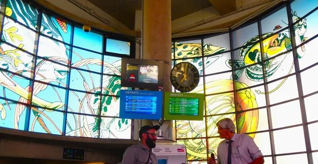 photo  stéphane le foll inaugure les vitrophanies de stom500 à la gare sud pour plein champ 2025.  &copy;  ouest-france 