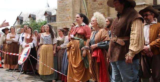 photo  53 figurants sont au rendez-vous pour la scène du marché dans le film « les caprices de l’enfant roi » de michel leclerc avec artus et julia piaton.  &copy;  le maine libre 