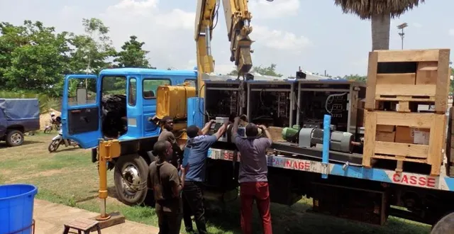 photo  le déchargement du matériel issu du lycée saint-aubin-de -la-salle à l’enset de lokossa au bénin.  &copy;  communauté emmaüs 