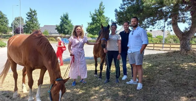 photo  au centre équestre, géraldine vincelot, éducatrice à l’itep les oliviers, avec el donuts ; pauline jarno, médiatrice équine, avec cam ; arnaud le bourg, chef de service à l’itep ; et jérémie bonneau, psychologue et doctorant en psychologie.  &copy;  ouest-france 