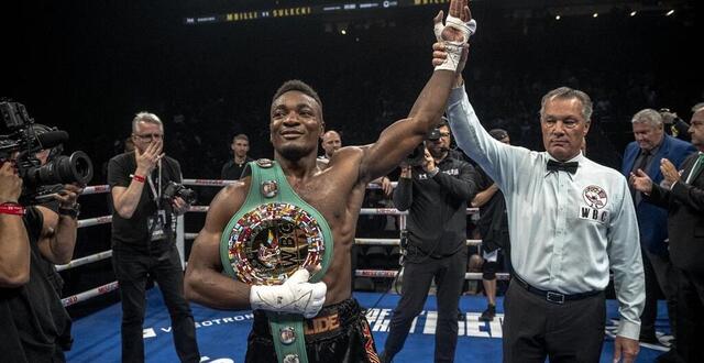 photo le français christian mbilli (g) célèbre sa victoire sur le polonais maciej sulecki, invisible, lors de leur combat pour le titre wbc intérimaire des super-moyens au centre vidéotron de québec, québec, canada, le 27 juin 2025. © andrej ivanov / afp