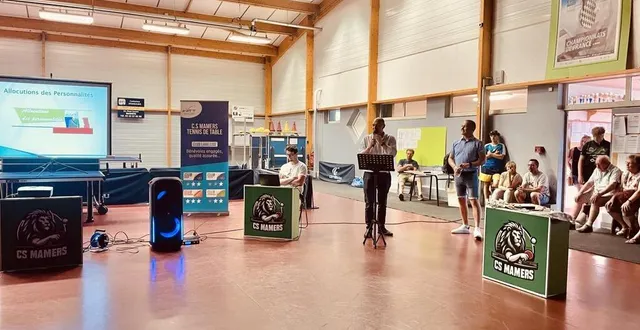 photo  devant une centaine d’adhérents réunis, frédéric beauchef (au micro) salue le dynamisme du club, aux côtés de son président, nicolas bourdin (à sa droite).  &copy;  le maine libre 