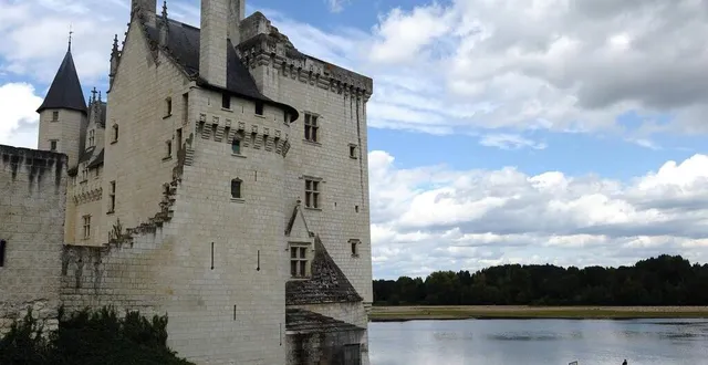 photo  le château de montsoreau et son impressionnante façade domine la loire.  &copy;  archives franck dubray/ouest france 
