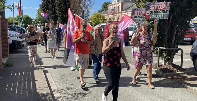 photo  sur les affiches des manifestants de la ferté-bernard, un message : 