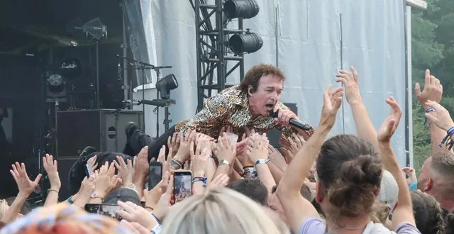 photo  cali s’est jeté dans le public vendredi 27 juin 2025 aux bichoiseries à cerisy-belle-étoile, dans l’orne.  &copy;  ouest-france 