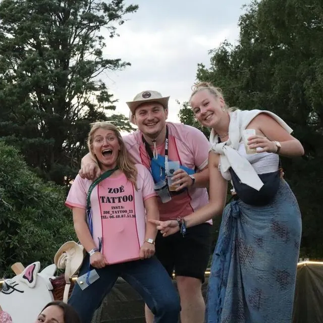 photo trois festivaliers s’ambiancent au bichiottes lors du premier soir du festival des bichoiseries, vendredi 27 juin 2025.  ©  ouest-france