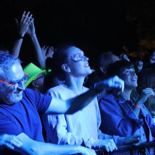 photo les festivaliers conquis devant meute, groupe de techno fanfare.  ©  ouest-france