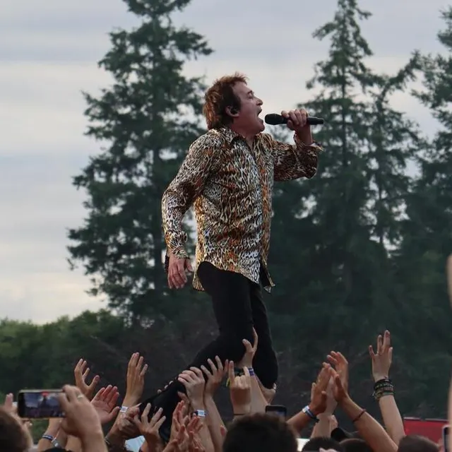 photo le chanteur cali a pris un bain de foule.  ©  ouest-france