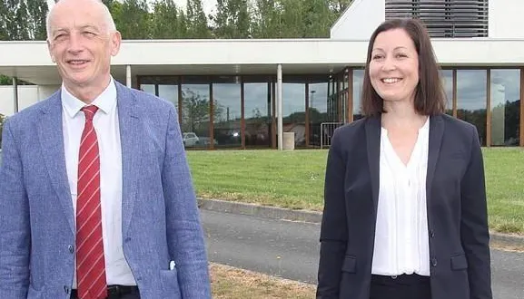 photo  élus sortants, patrice brault et florence fabrin arrivent en tête dans le canton cholet 1, c’était le dimanche 27 juin 2021. ce jeudi 26 juin 2025, l’augmentation des indemnités de florence dabin pour alter public suscite la colère de patrice brault, qui annonce sa démission en signe de désaccord.  &copy;  ouest-france 