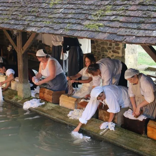 photo empoignant le linge, maniant le battoir et frottant avec la brosse, les lavandières du siècle dernier.  ©  ouest-france