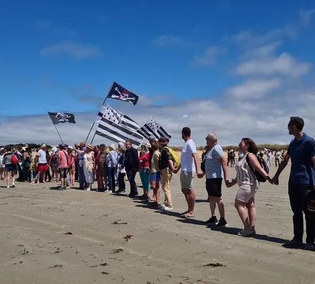 Ils ont formé une chaîne humaine, tout chantant leur opposition au projet de parc éolien en mer en Bretagne Sud. Ouest-France photo ils ont formé une chaîne humaine, tout chantant leur opposition au projet de parc éolien en mer en bretagne sud. © ouest-france