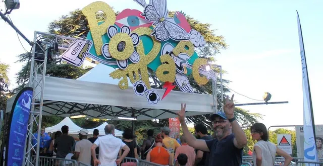 photo  l’entrée principale du festival pop au parc, sous l’arche décorée par la plasticienne sabolienne véronique blaison.  &copy;  ouest-france 