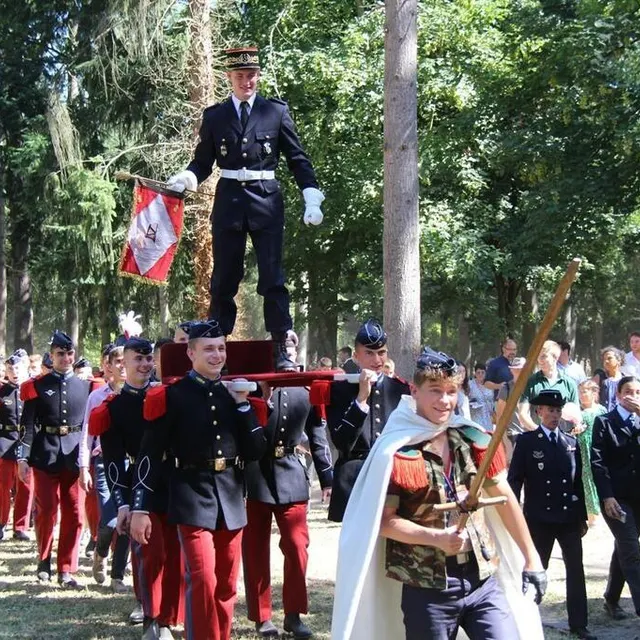 photo le cortège impressionnant des brutions, portant en triomphe leur prix d’honneur de l’année.  ©  ouest-france