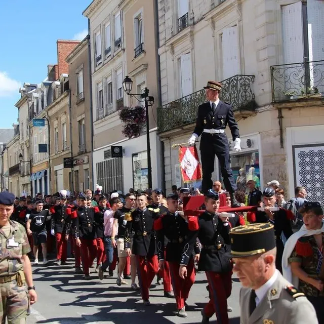 photo cette année, les élèves du prytanée ont pu traverser le centre-ville, en passant par le portail d’honneur du lycée militaire.  ©  ouest-france
