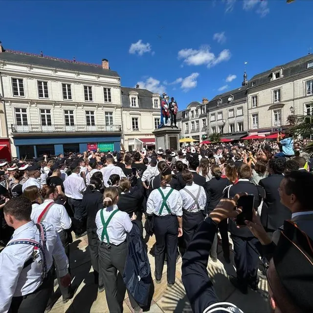 photo les 800 élèves se sont rassemblés place henri-iv, en plein centre-ville, pour écouter le discours de leur prix d’honneur, perché aux côtés de la statue du roi.  ©  ouest-france