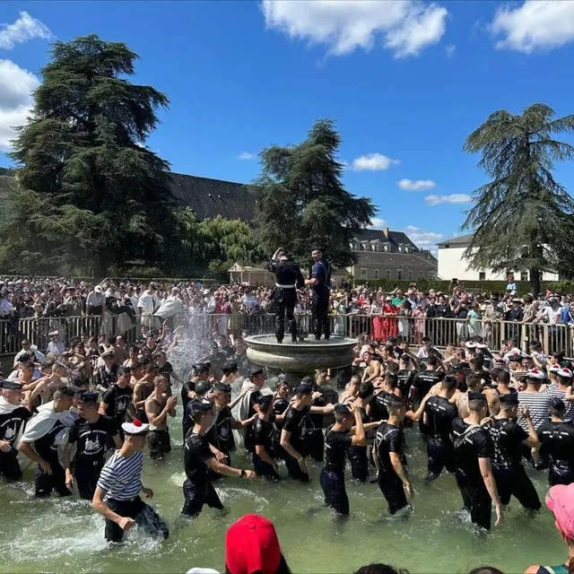 photo comme chaque année, le triomphe du prix d’honneur s’est terminé dans la fontaine du parc du prytanée.  ©  ouest-france