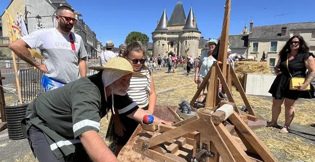 photo  dans le village médiéval, face à la porte saint-julien, principal vestige de la fortification urbaine.  &copy;  ouest-france. 