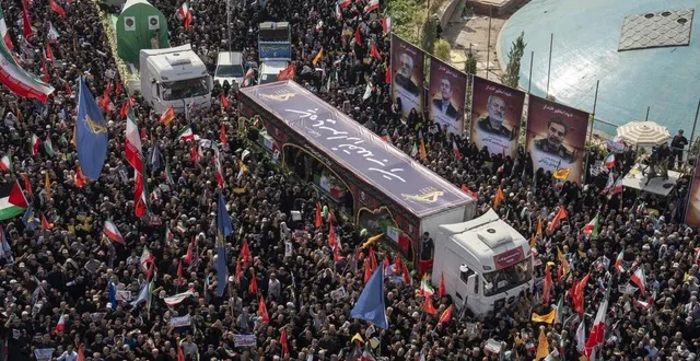 photo  des milliers d’iraniens assistent à la cérémonie funéraire d’une soixantaine de personnes tuées lors des frappes israéliennes sur l’iran, lors d’un service funéraire d’état sur la place enqelab, le 28 juin 2025 à téhéran, en iran.  &copy;  majid saeedi / getty images via afp 