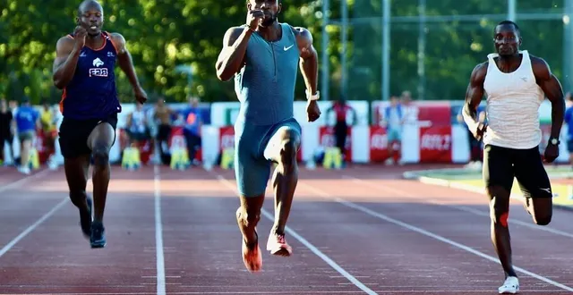 photo  mamadou-fall sarr, pleine balle au centre, en bleu clair, chrono de 10''03 sur 100 m, meilleure performance de la soirée.  &copy;  sébastien dieu devienne 
