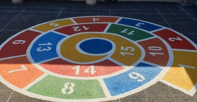 photo  l’escargot fait partie des nouveaux jeux de la cour.  &copy;  co 