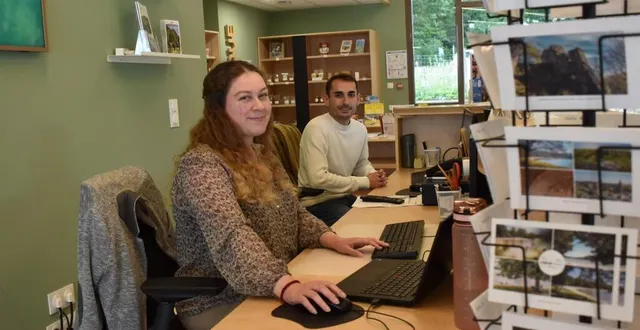 photo  à la maison du tourisme, clémence, isabelle (absente sur la photo) et richard sont là pour accueillir les visiteurs à coco plage.  &copy;  le maine libre 