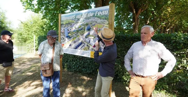 photo  alexis braud, adjoint à la culture, commente un des tableaux placé sur le parcours.  &copy;  ville d’allonnes 