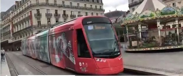 photo  le tram décoré par une artiste strasbourgeoise.  &copy;  co 