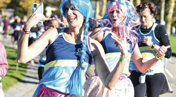 photo  des « princesses » participantes à la course du même nom dans les jardins du château de versailles en 2024.  &copy;  photo : facebook running au château de versailles 