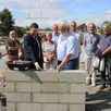 photo  quentin spooner et andré trottet à la pose de la première pierre accompagnés de frédéric barbier, 3e à droite, entourés d’élus. 