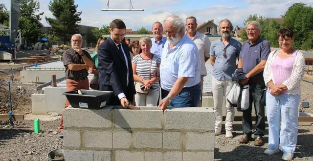 photo  quentin spooner et andré trottet à la pose de la première pierre accompagnés de frédéric barbier, 3e à droite, entourés d’élus.  &copy;  le maine libre 