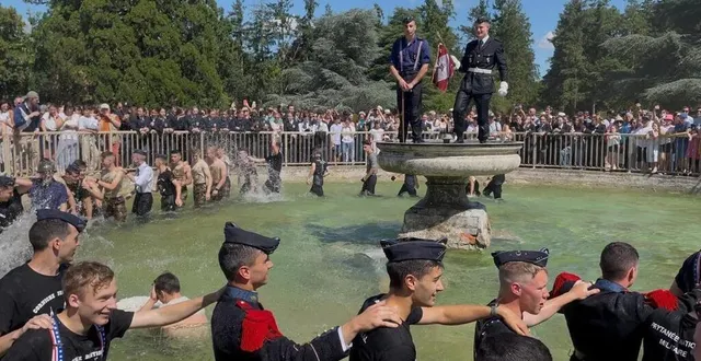 photo  marin bouchard, prix d’honneur de l’année 2025, porté en triomphe par ses camarades à travers l’établissement et jusqu’à la place henri-iv, avant de se jeter dans la fontaine des jardins à la française du prytanée.  &copy;  le maine libre 