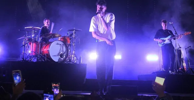 photo  joseph kamel sur la grande scène du festival pop au parc, samedi 28 juin 2025, à sablé-sur-sarthe.  &copy;  ouest-france 