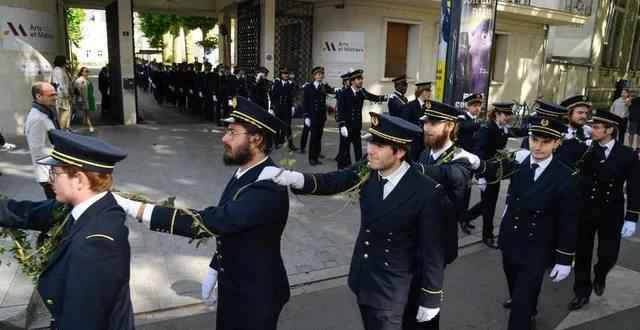 photo  les étudiants des arts et métiers et leur célèbre tenue de parade dans la ville.  &copy;  co – laurent combet 