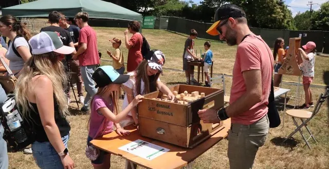 photo  anaïs et nicolas jouent avec leurs enfants chloé et jade aux zarts de rue au festival des bichoiseries à cerisy-belle-étoile, dans l’orne  &copy;  ouest-france. 