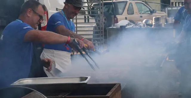 photo  des milliers de steaks, de merguez et de saucisses sont grillés durant le festival des bichoiseries à cerisy-belle-étoile, dans l’orne.  &copy;  ouest-france 