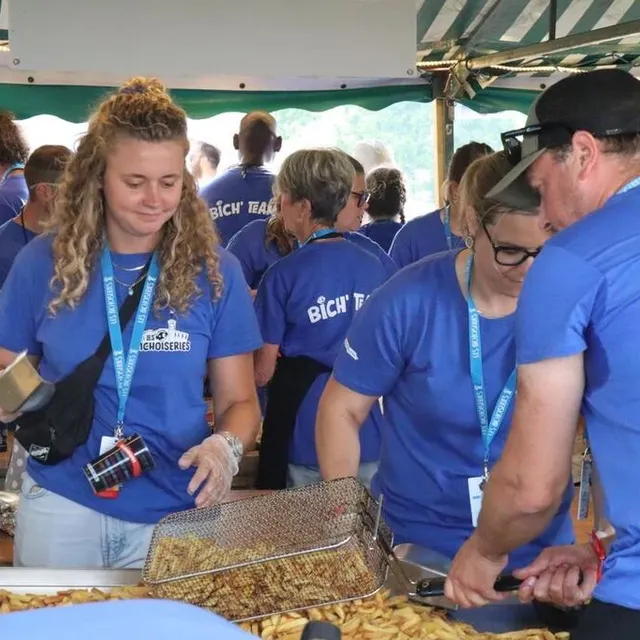 photo plus d’une tonne de frites est préparée au festival des bichoiseries à cerisy-belle-étoile.  ©  ouest-france