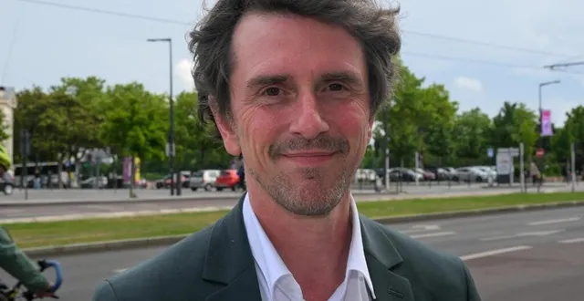 photo  angers, mai 2025. romain laveau (45 ans) a été conseiller municipal d’angers de 2008 à 2014 et conseiller communautaire de 2011 à 2014. en mai dernier, la secrétaire nationale des écologistes, marine tondelier est venue lui apporter son soutien.  &copy;  laurent combet 