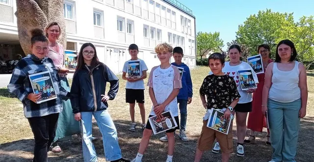 photo  l’idée des élèves : reprendre la place et la posture qu’ils occupent en illustration de couverture de la bande dessinée.  &copy;  ouest-france 