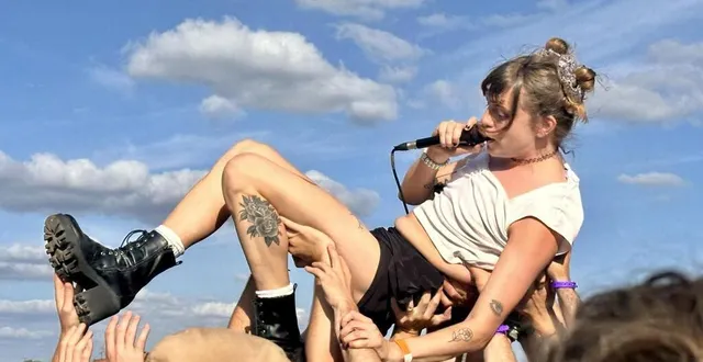 photo  dès le premier morceau, le chanteur de ditz porté par le public de levitation.  &copy;  constance richard 