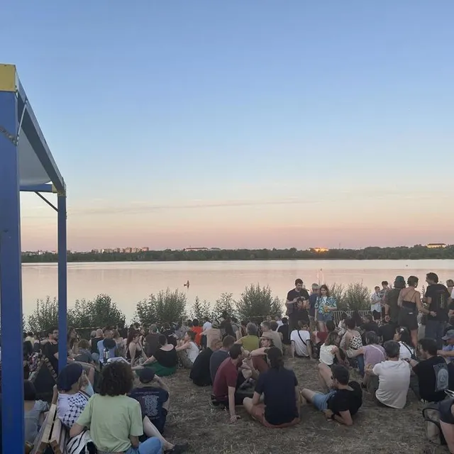 photo une pause au bord du lac entre deux concerts, à levitation 2025, à angers,  ©  philippe richard/ouest-france