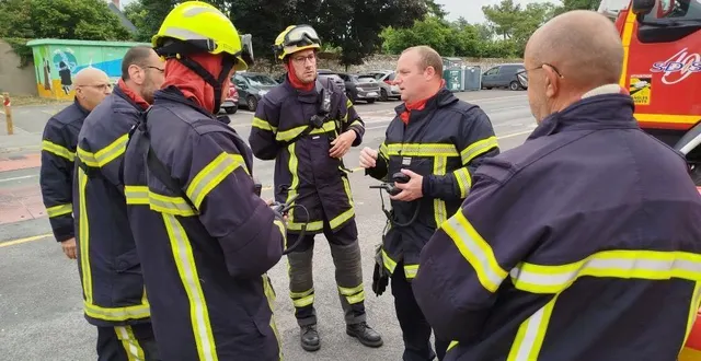 photo  de face, l’adjudant maxime busont, du centre de secours de chalonnes-sur-loire, et le commandant boutillier d’angers ouest, qui donne les dernières consignes aux chefs d’agrès des véhicules, avant le départ. tous vérifient leur liaison radio avant de s’entraîner en forêt.  &copy;  ouest-france 