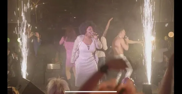 photo  la comédie musicale «i will survive» met en scène toute une troupes d’artistes mais aussi le public.  &copy;  divertee 