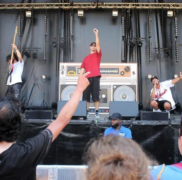 photo les frères casquette ont mis l’ambiance sur la grande scène devant un petit public, essentiellement rassemblé sur la partie ombragée.  ©  ouest-france