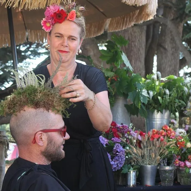 photo la compagnie bretonne quignon sur rue a ouvert un drôle de salon où même les crânes chauves sont coiffés.  ©  ouest-france