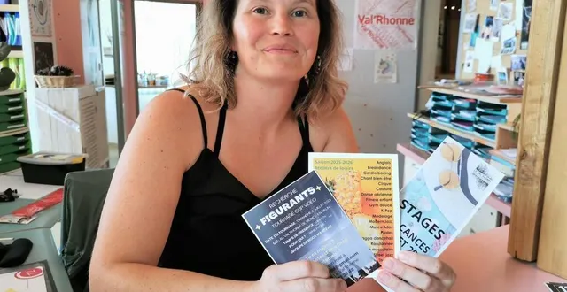 photo  tatiana guelle, la directrice du centre, présente entre autres la nouvelle plaquette des activités pour 2025-2026.  &copy;  le maine libre. 