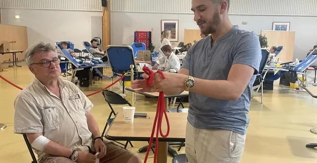 photo  le magicien distrait les donneurs.  &copy;  ouest-france 