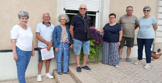 photo  de gauche à droite : catherine chereau, arnold bouget, lydie gentilhomme, guy deschamps, béatrix vételé, alain colas et cécile gillard, prêts pour aller visiter les maisons inscrites au concours des maisons fleuries.  &copy;  co 