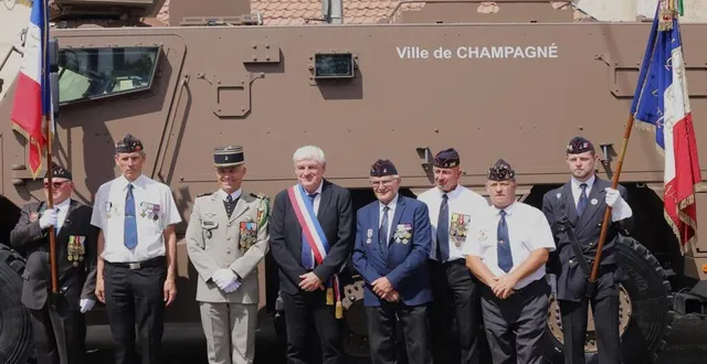 photo  le maire patrick desmazières, accompagné de représentants de l’armée, devant le véhicule blindé de type griffon nommé « ville de champagné ».  &copy;  ouest-france 