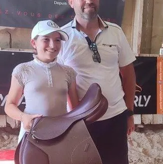 photo  geoffroy daudibon, le président du cde 72 a remis la selle à magdalena savreux.  &copy;  centre équestre 